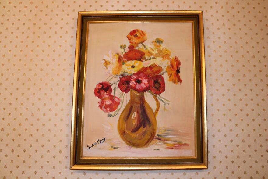  Painting of a vase full of flowers. 