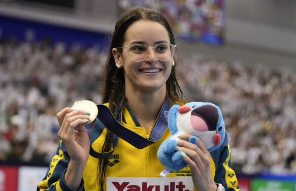 Fresh off a heartbreaking disqualification, McKeown wins gold in the 100m backstroke