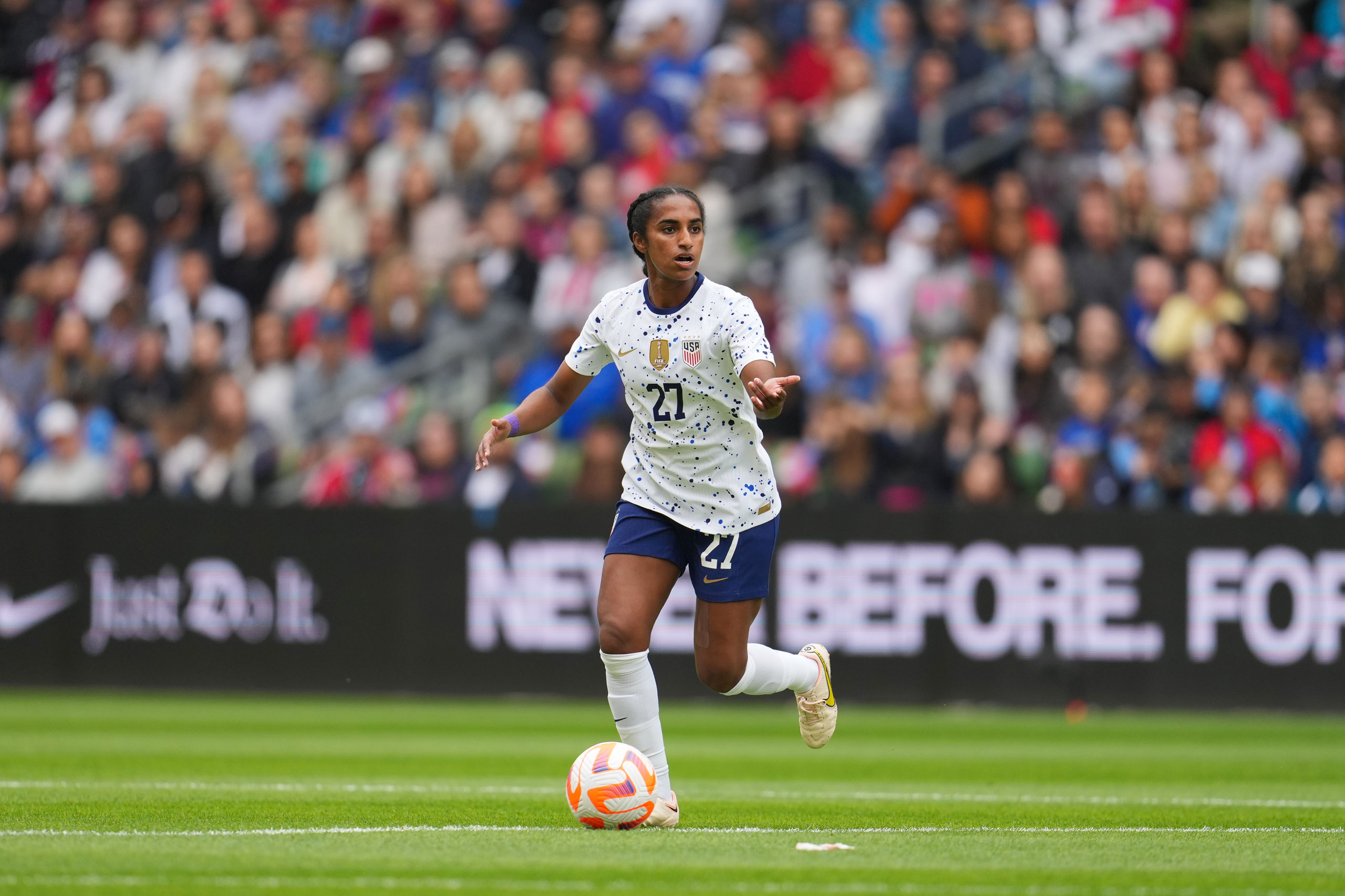 Naomi Girma looks to pass during a game between Ireland and USWNT in Austin, Texas, on April 8, 2023. (Brad Smith—USSF/Getty Images)