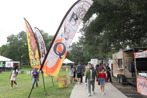 Orlando Fringe Festival fans walk through the food, beverage and outdoor performance area during the 2022 fest. (Willie J. Allen Jr./Orlando Sentinel)