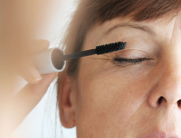 woman-applying-mascara