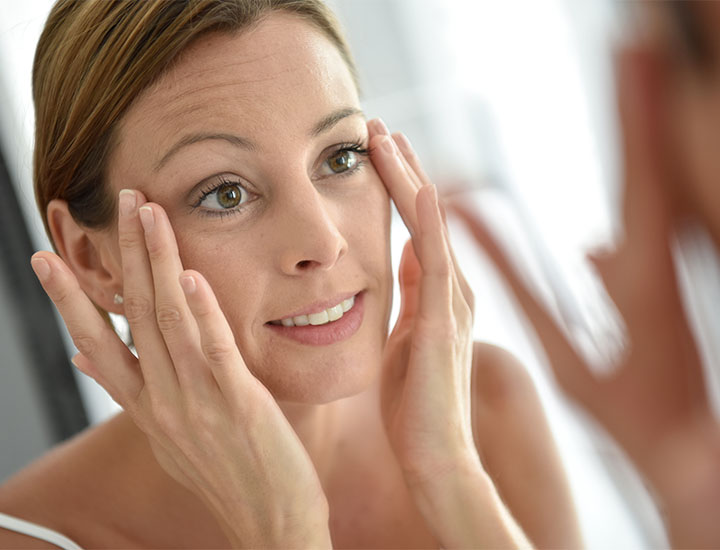 woman-prepping-face-makeup