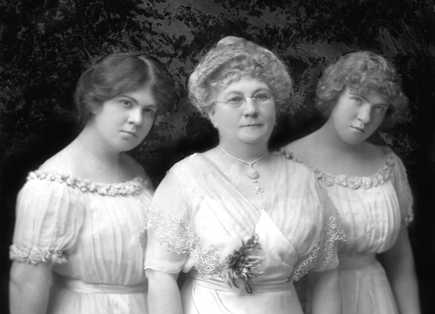 Margaret “Maggie” Chrisman Swope (center) with daughters Sarah and Stella in 1913.