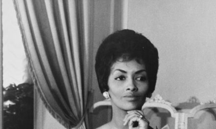 Helen Williams, a Top Model in a Segregated Era, Is Dead at 87