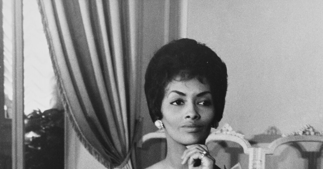Helen Williams, a Top Model in a Segregated Era, Is Dead at 87