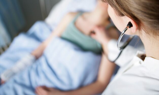 25-Year-Old with Ovarian Cancer Reveals Symptoms Dismissed by Doctors