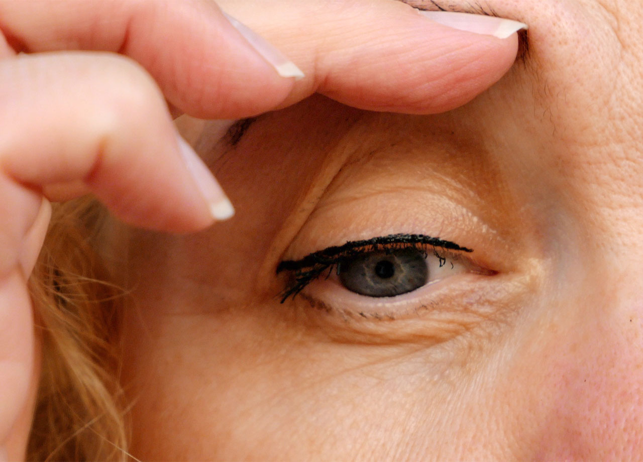 woman-sagging-eyebrow-eyeliner